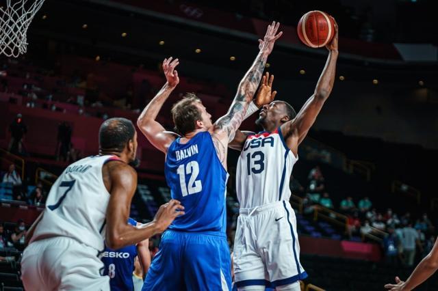 开云体育官网-KD加冕梦之队奥运第一人！美国两连胜锁定八强席位